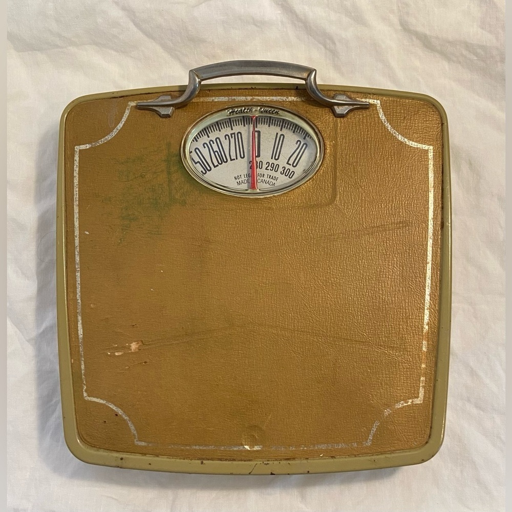 3/55$ VINTAGE Health queen yellow‎ GOLD TONE METAL/VINYL BATHROOM SCALE